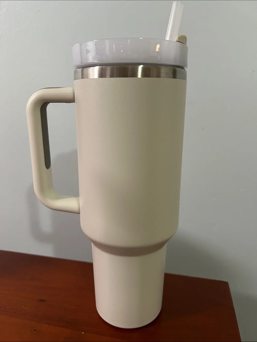 Stanley Cream Travel Mug with Handle and Clear Lid - Picture 2 of 5